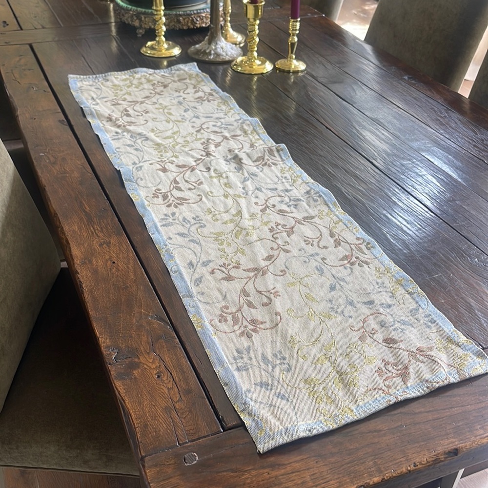 Ekelund table runner - vintage vine pattern
